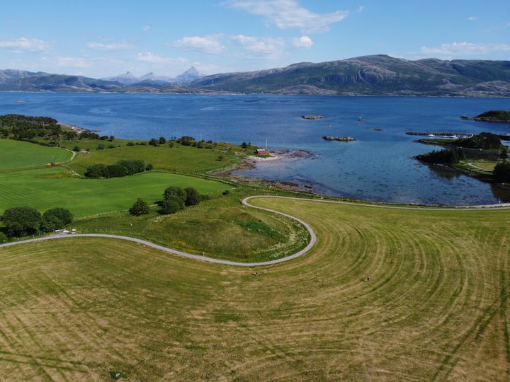 Luftfoto av landskapet på Leka med Herlaugshaugen.
