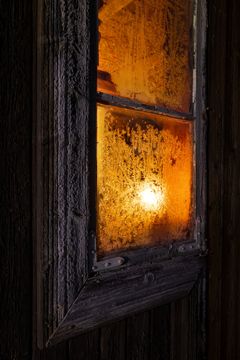 Det lyser i vinduene på Lille Bøle i Rollag kommune i Buskerud. Det landsdekkende prosjektet «Lys i gamle hus» får tilskudd fra Riksantikvarens verdiskapingsmidler til landbrukets kulturmiljø.