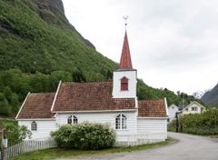 Undredal stavkirke er hvitmalt.