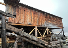 Målselv Tradisjonshandverk i Troms fekk tilskot til istandsetjing i 2025. Her er det ferdig restaurerte bolverket.