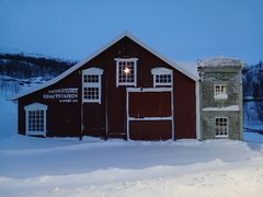 Fagerli gamle kraftstasjon i Nordland fekk i 2025 støtte til måling av vindauge og attståande reparasjon av murfasadar på gavlen til hovudhuset. Prosjektet har pågått over mange år, og stasjonen er no ferdig istandsett.