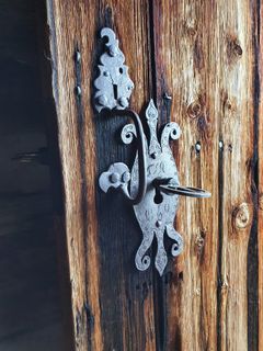 Staselig lås på døra inn til loftet på Rygnestad i Setesdal.
