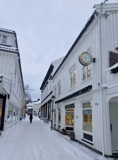 I trehusbyen Grimstad står bygningene tett i tett.