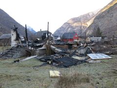 Brannruiner etter strobrannen i Lærdal 2014.