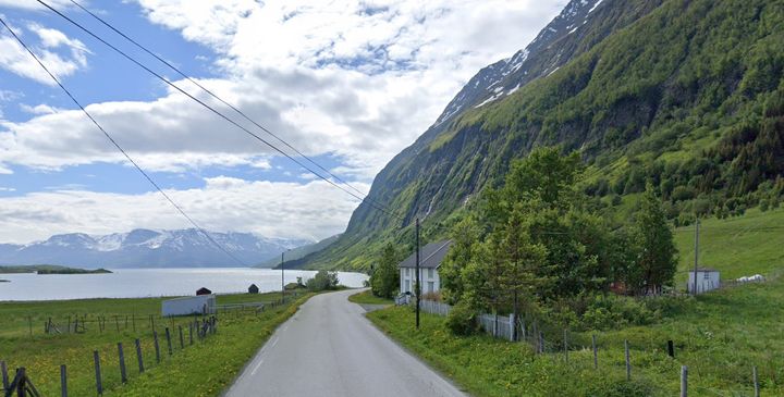 Nergaardshuset og Nedrum gård til høyre for veien