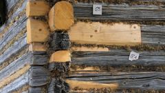 Bilde av lafteknute på et gammelt trebygg.