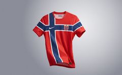 En rød Nike-sportstrøye med det norske flagget og et våpenskjold på brystet, mot en grå bakgrunn.