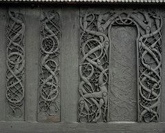 Nærbilde av utskjæringene på Urnes stavkirke.