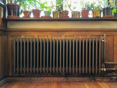 Gammel radiator blir ny innerdel for varmepumpe i Oslo.