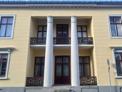 Søylehuset i Halden har skjult varmepumpen godt på den staselige fasaden.