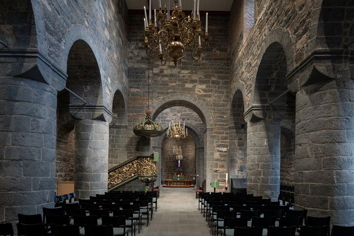 Ei middelalderkyrkje i stein.