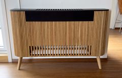 Varmepumpe gøymd i eit spesiallaga møbel i Bergen.