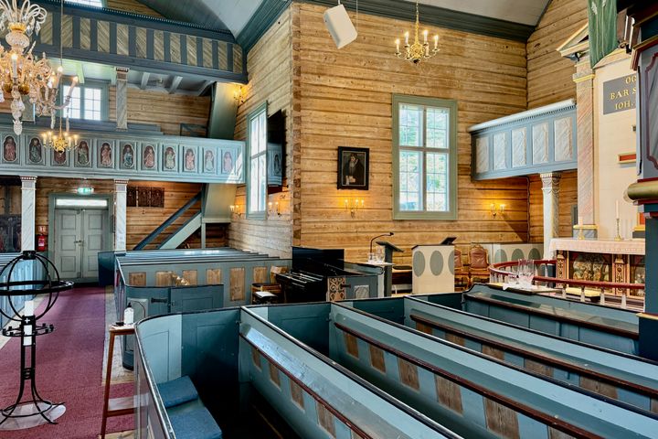 En trekirke sett innvendig med en varmepumpe skjult i interiøret.