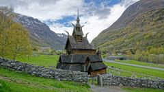 Bilde av Borgund stavkirke, med fjell og natur rundt.