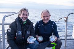 Det var urmaker Espen Saastad (til venstre) som gjorde det sensasjonelle funnet. Her sammen med arkeolog Frode Kvalø fra Maritimt Museum med deler av funnet.