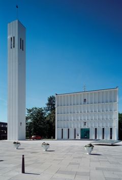 Steinkjer kirke med klokketårn.