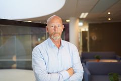 Alvorlig mann ser mot kameraet