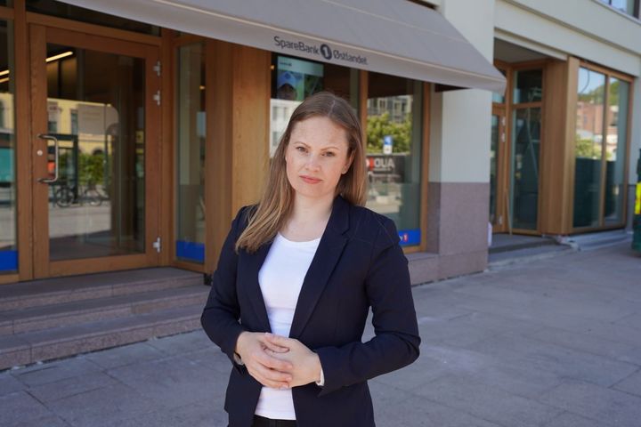 Portrett av kvinne i svart blazer som ser mot kamera