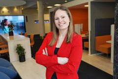 Portrettbilde av blid kvinne i rød blazer.