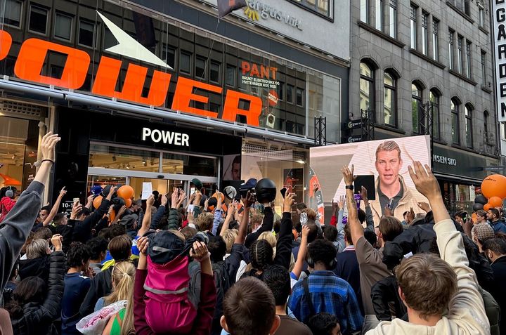 Det var stort oppmøte i Lille Grensen i Oslo da POWER og Oskar Westerlin direktesendte POWERs liveshopping forrige uke.