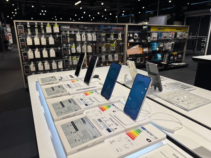 Klart i butikkene: Tydelig energimerking av mobiler og nettbrett