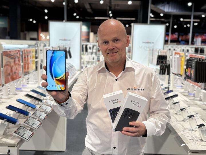 HISTORISK: Kategorisjef Thomas Korsnes viser frem den første smarttelefonen under egen merkevare i POWER.
