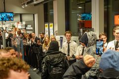 De første kundene ble tatt i mot med applaus.