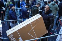 Jinorthan Sellathurai kjøpte to TV-er. Allerede før lunsj var det solgt 200 TV-er på 55 tommer.