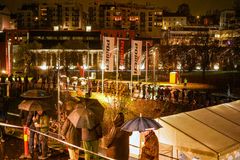 Køene før åpningstid strakte seg over en kilometer.