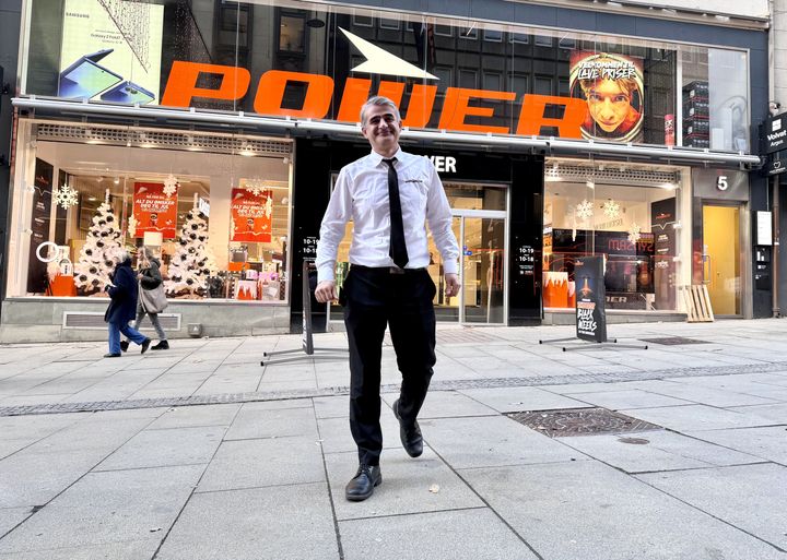 Bahram Aiobi, varehussjef på POWER Lillegrensen, forteller at det selges rekordmange Airpods til jul i år.