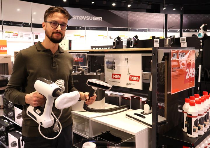 Mye damp: Salgssjef Danial Bhatti forteller at salget av dampvaskere har økt med over 600 prosent.