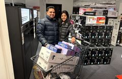 Meenakshi og Hari Chand møtte opp i køen allerede klokken 02 for å sikre seg flere av tilbudsvarene. Foto: POWER