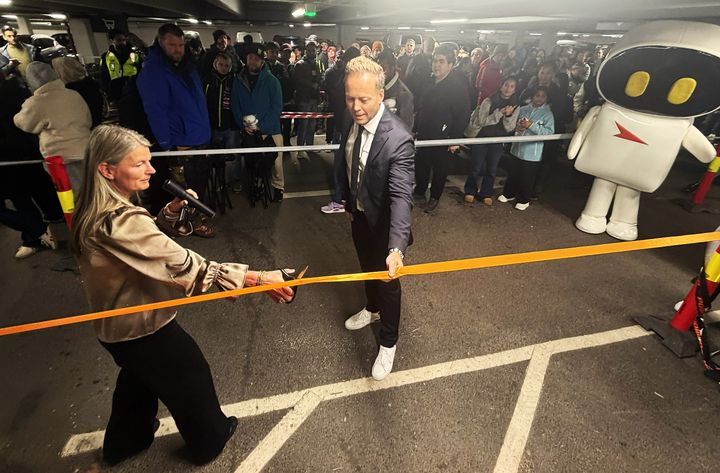 Ordfører Lene Conradi klipper snoren ved åpningen sammen med Anders Nilsen, administrerende direktør. FOTO: POWER