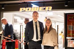 Anders Nilsen, administrerende direktør og ordfører Lene Conradsen ønsket kundene velkommen til det nye varehuset i Asker. Foto: POWER