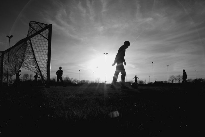 Fotballspelarar på løkke i svart/kvitt