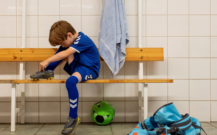 Barn kler på seg i garderobe