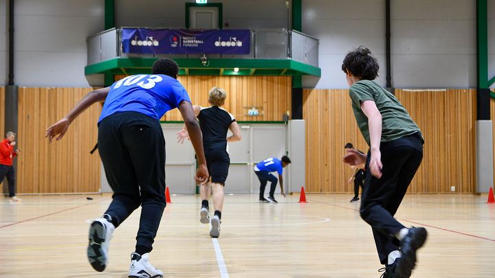 Gutter som løper i kondisjonstest i gymsal