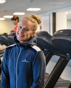 Dame som smiler foran tredemøller.