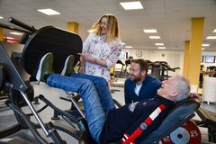 Eldre mann trenar saman med ekspertar.