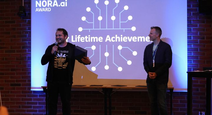 Vinner av NOR-awards livslangt bidrag Michael Riegler (t.v.), og leder av NORA-awards jury Stefano Nichele (t.h.)