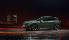 CUPRA BORN VZ parkert foran en bybebyggelse om natten.