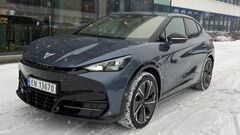 Den aller første norskregistrerte CUPRA Tavascan, utenfor hovedkontoret til Møller Mobility Group