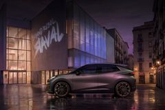 CUPRA Raval i lakkfargen Plasma. Eksteriøret til CUPRA Raval er preget av et tydelig og selvsikkert designspråk. De kompakte proporsjonene kombineres med korte overheng, markerte flater og et kraftfullt uttrykk som skiller modellen tydelig fra tradisjonelle bybiler. De belyste innfelte dørhåndtakene komplementerer det sportslige uttrykket.