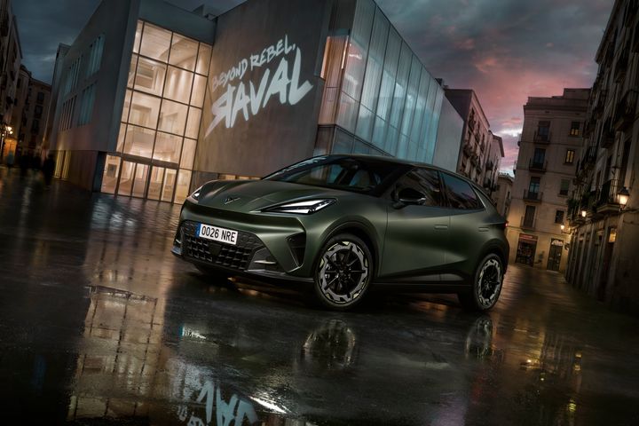 Dette er helt nye CUPRA Raval, i lakkfargen Manganese Matt