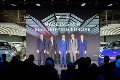 Fra venstre: Markus Haupt,  CEO for SEAT & CUPRA, Salvador Illa, president for Catalonias regjering. Pedro Sánchez, Spanias statsminister, Oliver Blume, CEO i Volkswagen-konsernet og Thomas Schäfer, CEO for Volkswagen.