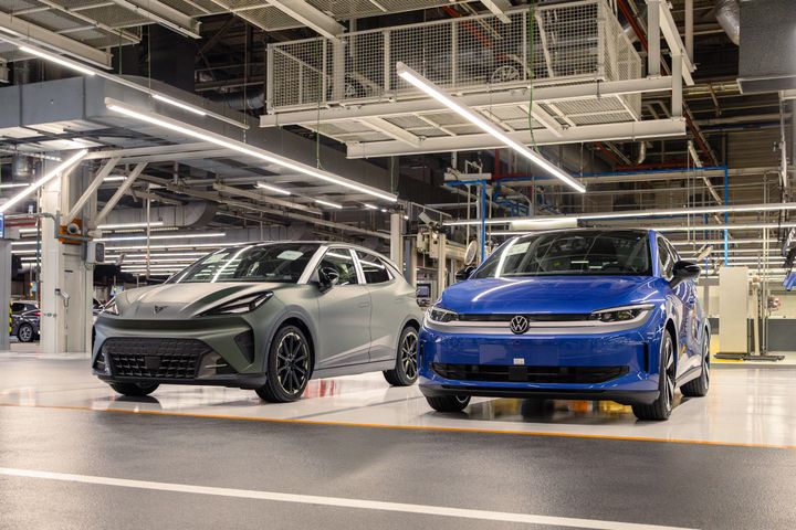 CUPRA Raval og Volkswagen ID.Polo. Bildet er tatt i CUPRAs fabrikk i Martorell, hvor begge modellene skal produseres.