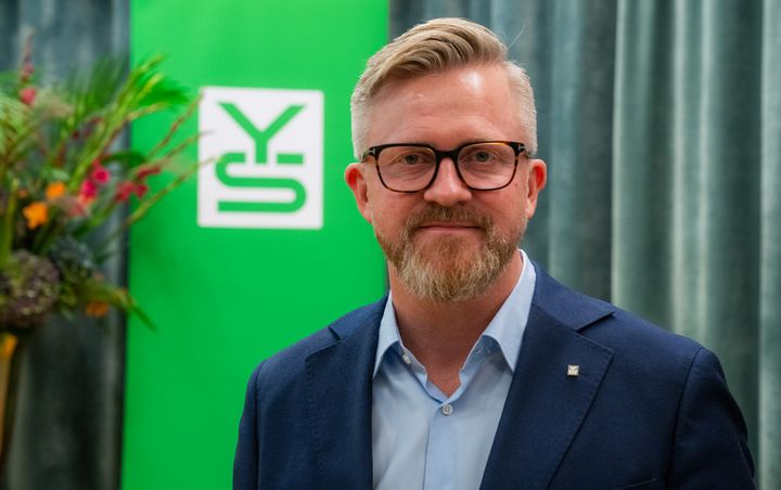 YS-leder Hans-Erik Skjæggerud ber statsministeren og regjeringen øke innsatsen for at folk kan beholde jobbene og at det skapes nye arbeidsplasser.