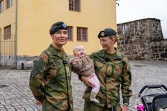 F.v.: Amanda Bergh Schjelderup (30), løytnant og leder i Militært Kvinnelig Nettverk (MKN) og Matilde Fogstad Saubrekka (31), kaptein og styremedlem i MKN. Foto: Øyvind Førland Olsen