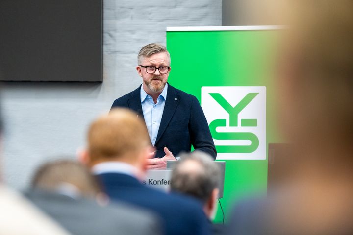 YS-leder Hans-Erik Skjæggerud oppfordrer både NHO og LO om å legge bort sine absolutte krav, fordi det kan gjøre at partenes kontroll over sykelønnsordningen faller bort. Foto: Thomas Brun/NTB Kommunikasjon