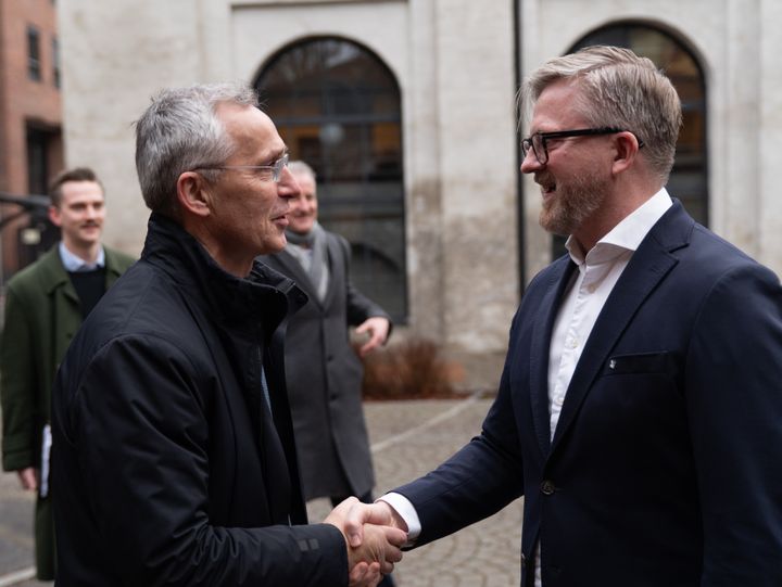 Finansminister Jens Stoltenberg deltok på YS' inntektspolitiske konferansen i dag, her i møte med YS-leder Hans-Erik Skjæggerud. Foto: Martin Müller